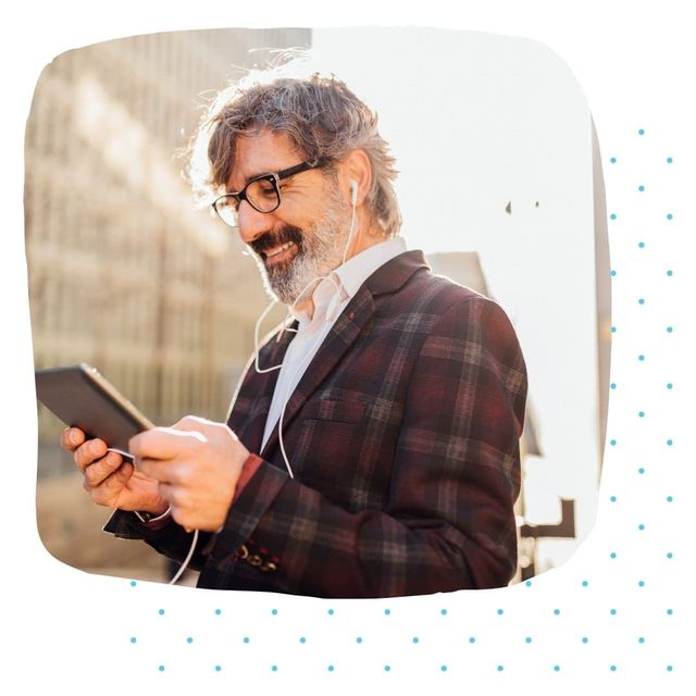 Investisseur immobilier consultant ses informations sur une tablette